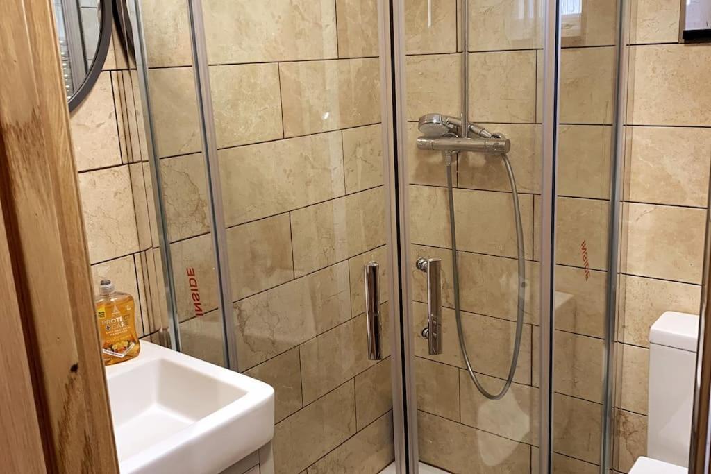 לונדון Stylish And Cosy 3 Bedroom Appartment מראה חיצוני תמונה